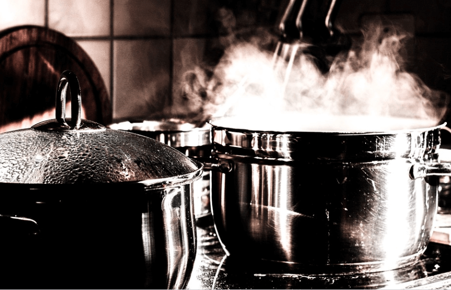 주방 기름때 제거 방법으로 관리가 주방에서 냄비가 끓고 있다