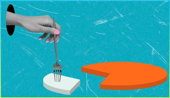 못이 칠해진 손에는 포크가 들어 있어 선명한 파란색 배경에 주황색 원형 차트로 자르려고 준비. 이 동적 그림은 예술과 데이터 분석의 혼합을 포착.