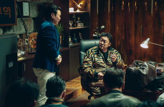 마동석 배우님이 앉아있는 모습