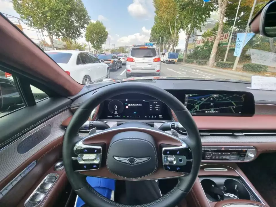 G90을 시승하던 상황입니다. 주말이라 도로에 차가 많았습니다.