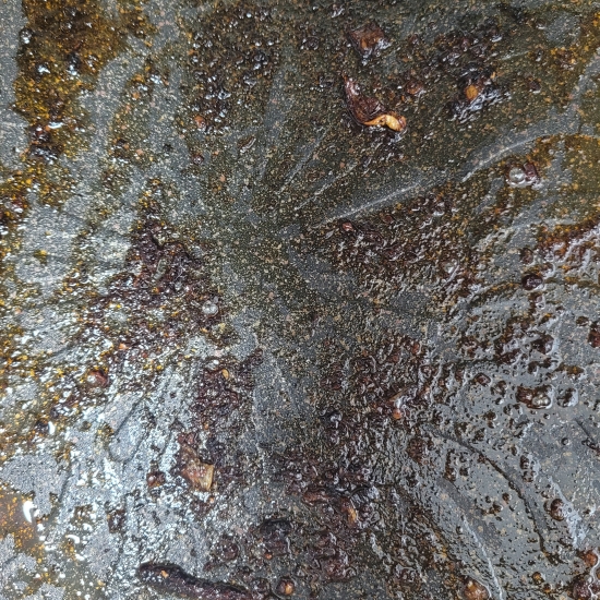 삼겹살과 김치를 구워 먹은 불판으로 기름기가 가득하다