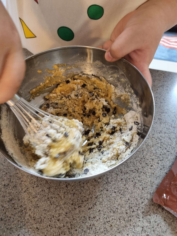 반죽을 힘차게 하고 있는 아이