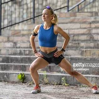 회복을 위한 요가 스트레칭을 하는 러너