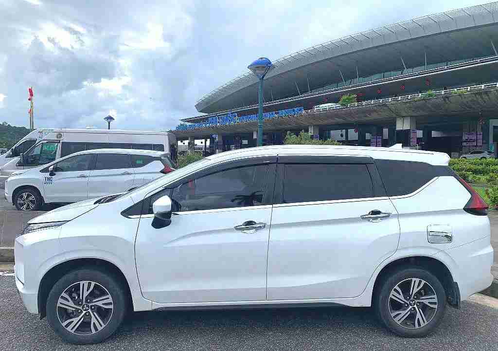 푸꾸옥 공항 터미널 앞 픽업 대기 중인 7인승 화이트 MPV 차량