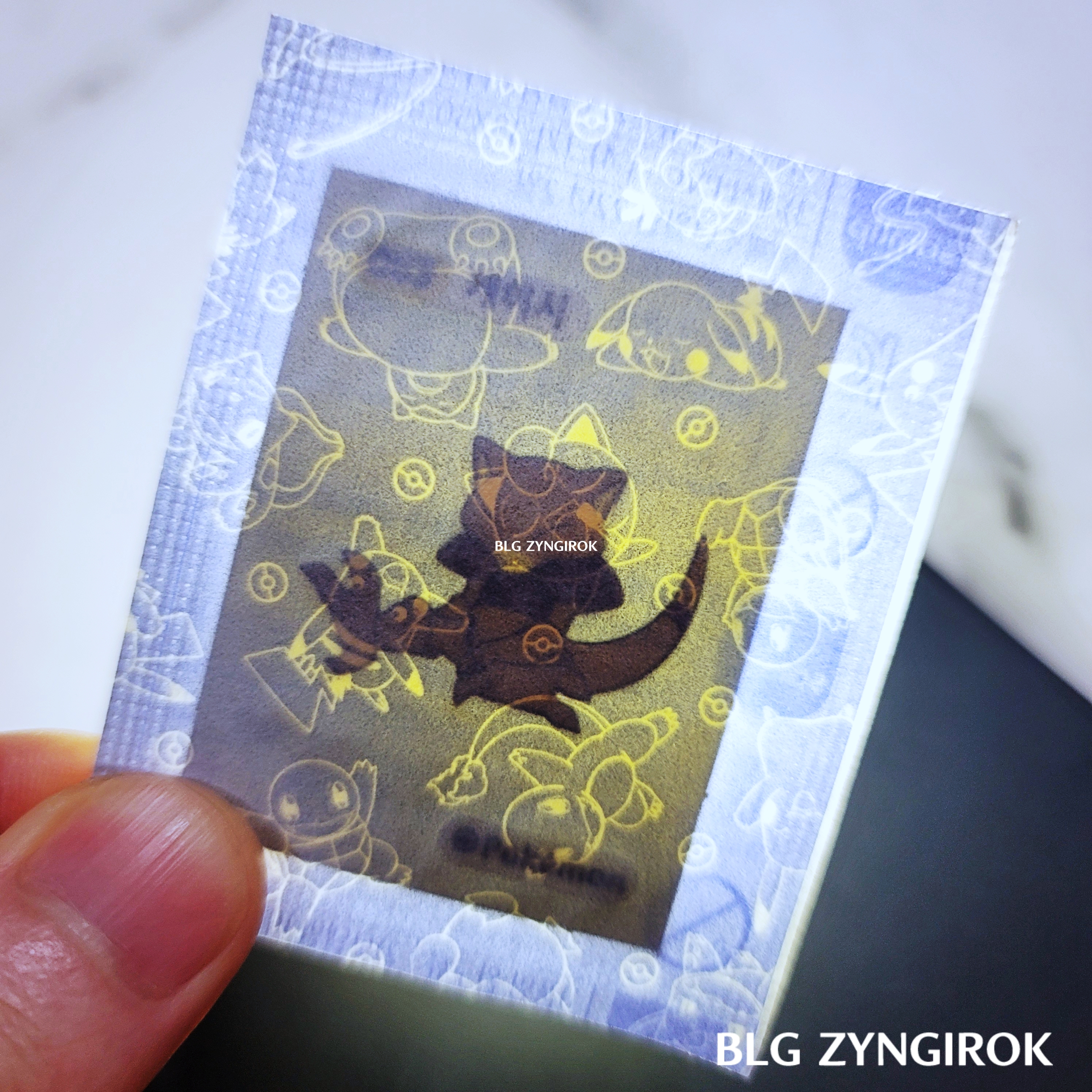 포켓몬스터-띠부띠부씰-케이시를-들고있다.