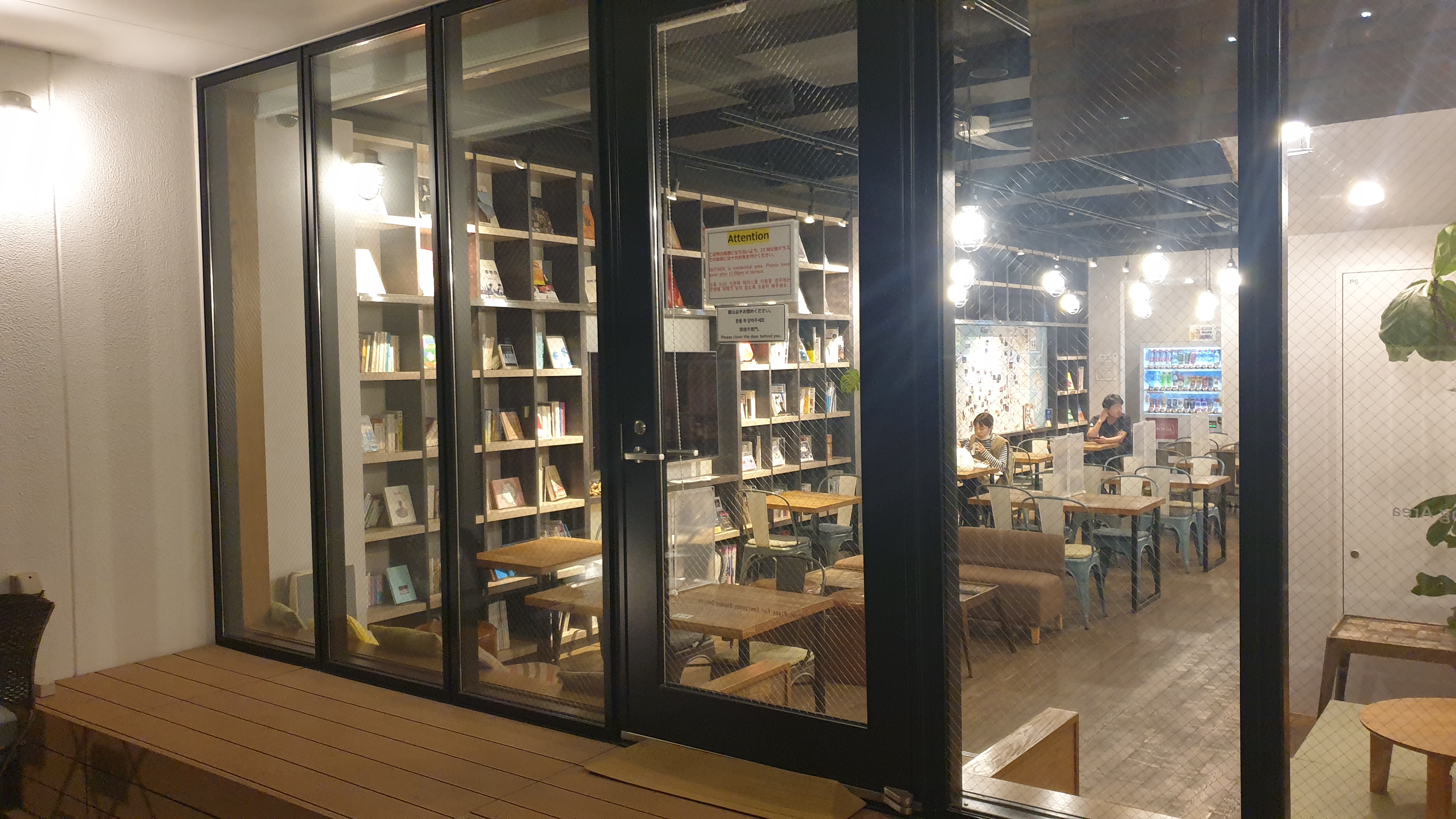 위베이스 하카타 게스트하우스 9층 도서관