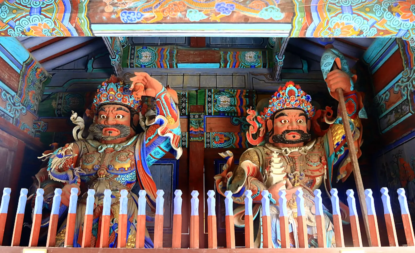 천왕문 안에 서 있는 사천왕 불상