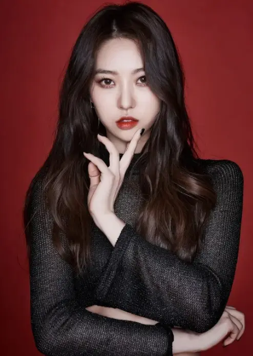 환승연애3-
붉은색배경 검은옷을 입고 갈색 웨이브머리를 길게 늘어뜨리고 정면을 바라보는 송다혜