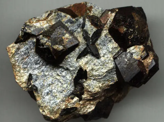 십자석(十字石,Staurolite)