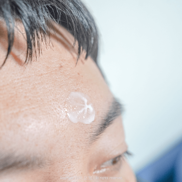 이마에-남자로션-바른모습