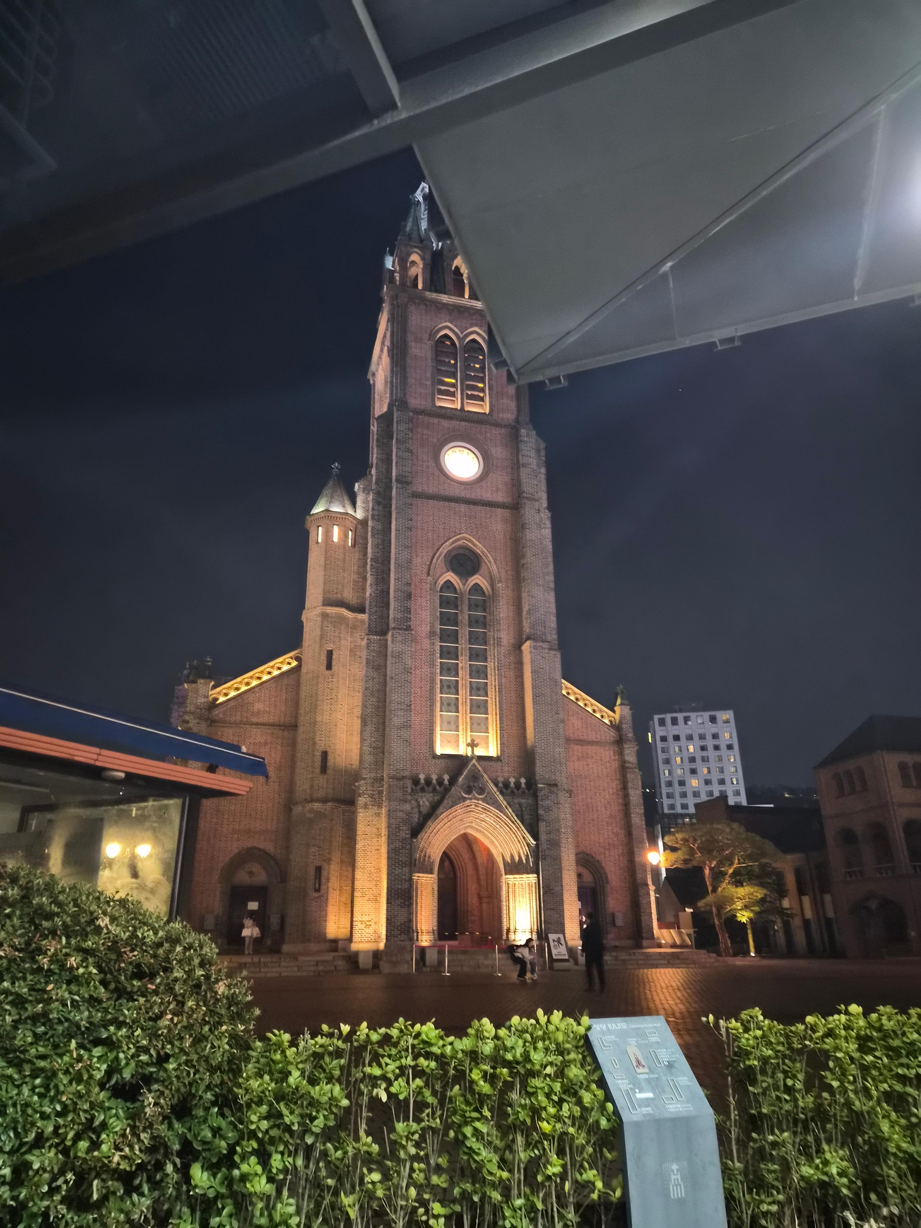 주차장에서 내리면 바로 보이는 명동성당, 서울 야경과 고딕 양식 건축미