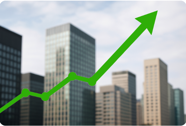 빌딩 숲 배경 가운데 우상향하는 초록색 주식 그래프가 강조된 이미지