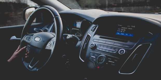 중고차 내부의 전기 계통 확인 모습