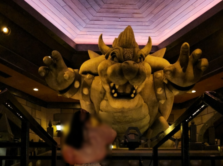 마리오카트 어트랙션 입구의 쿠파 모형