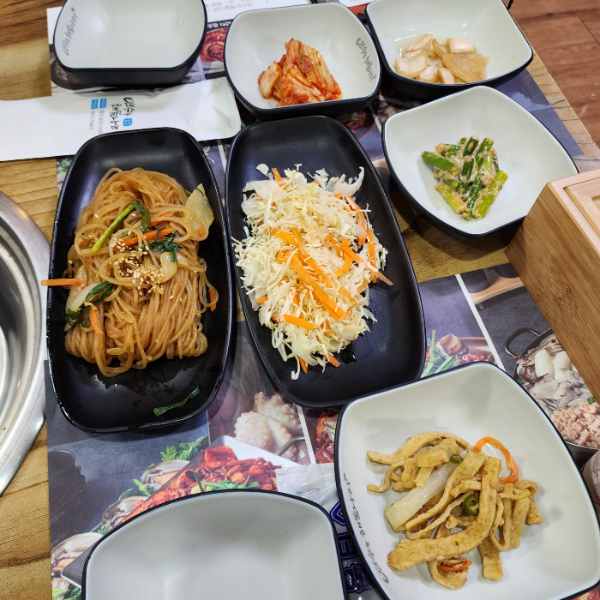 기본반찬-잡채-마늘쫑-어묵-양배추샐러드