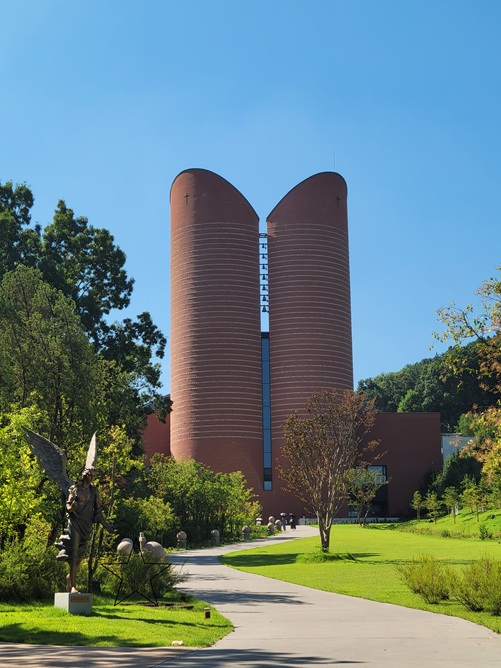 수원교구 화성시 "로사리오의 남양 성모 천주교 성지" 성모 마리아 대성당 사진입니다. 마리오 보타의 설계 작품입니다. 2025년 8월 10일 날씨는 매우 맑았습니다.