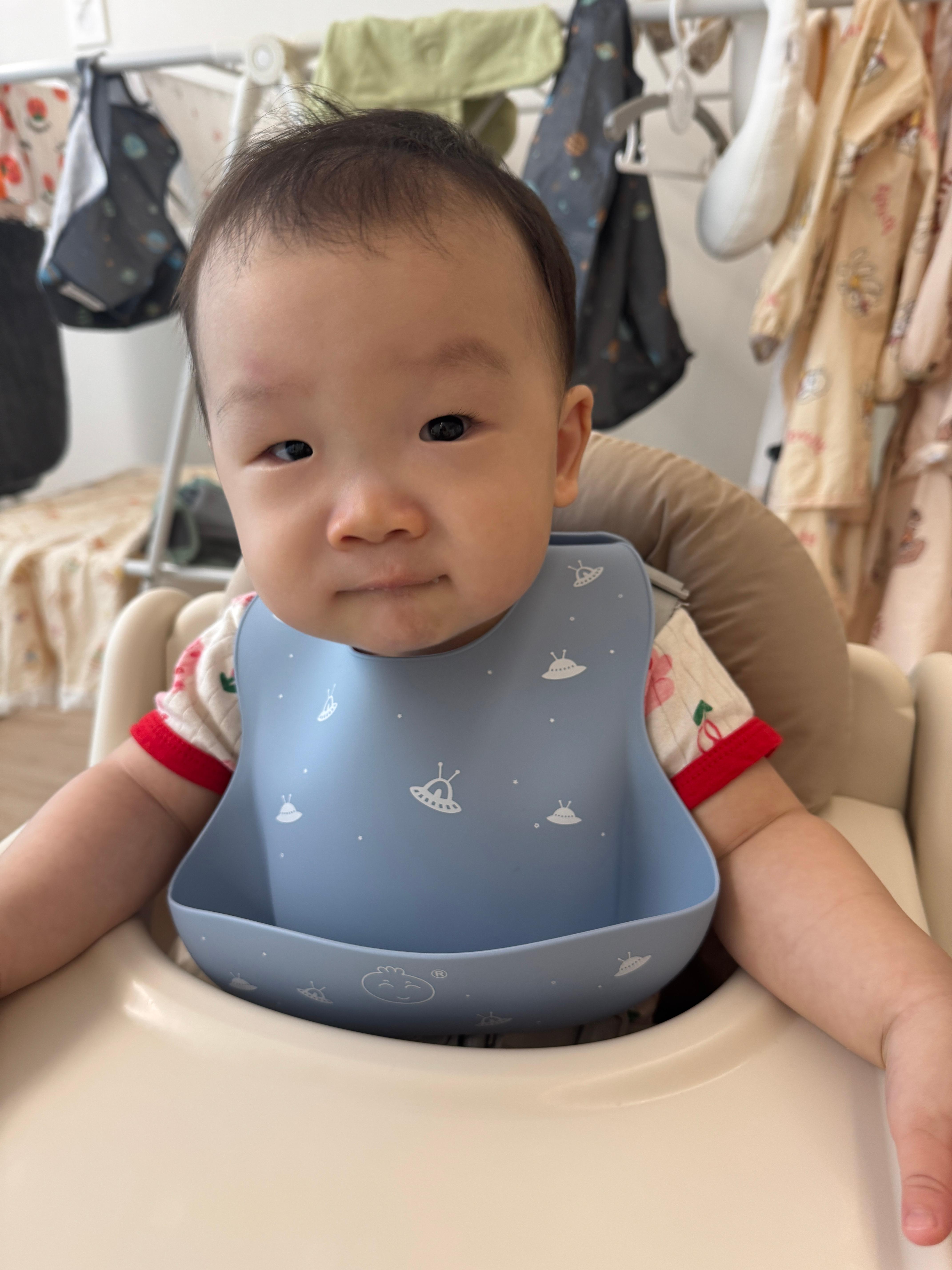 이유식을 받아 먹고 엄마를 바라보는 아기 모습