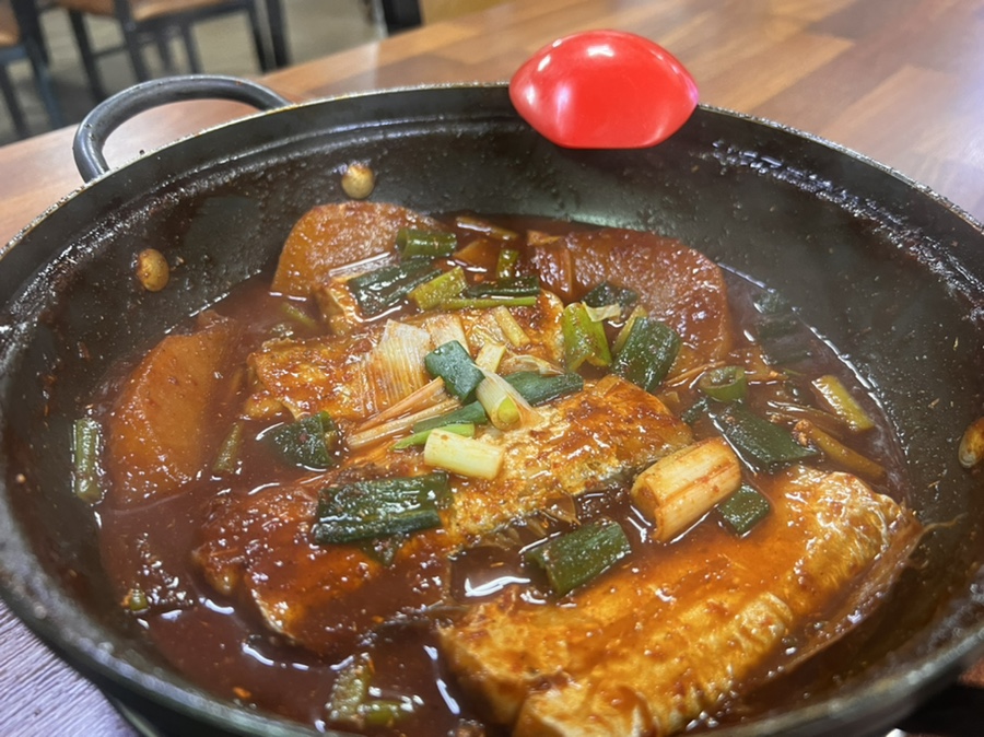 매콤한 양념이 듬뿍 배어 있는 제주 갈치조림. 큼직한 갈치와 무가 어우러져 깊은 감칠맛을 자랑하는 한고집의 대표 메뉴.