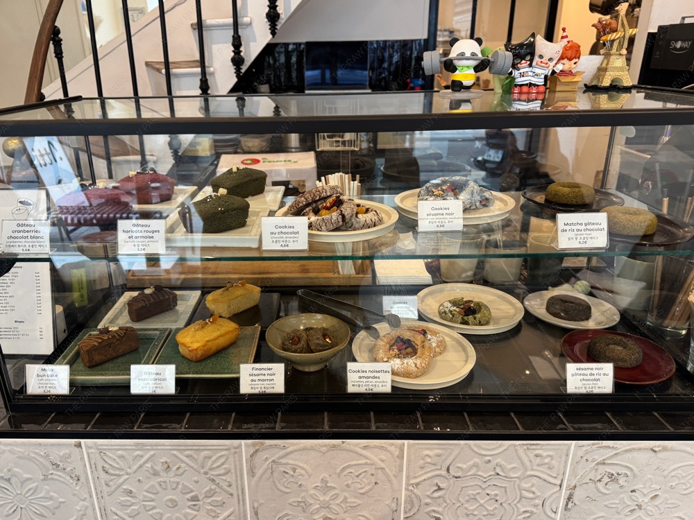 파리 atti 카페 디저트 쇼케이스와 한국식 디저트