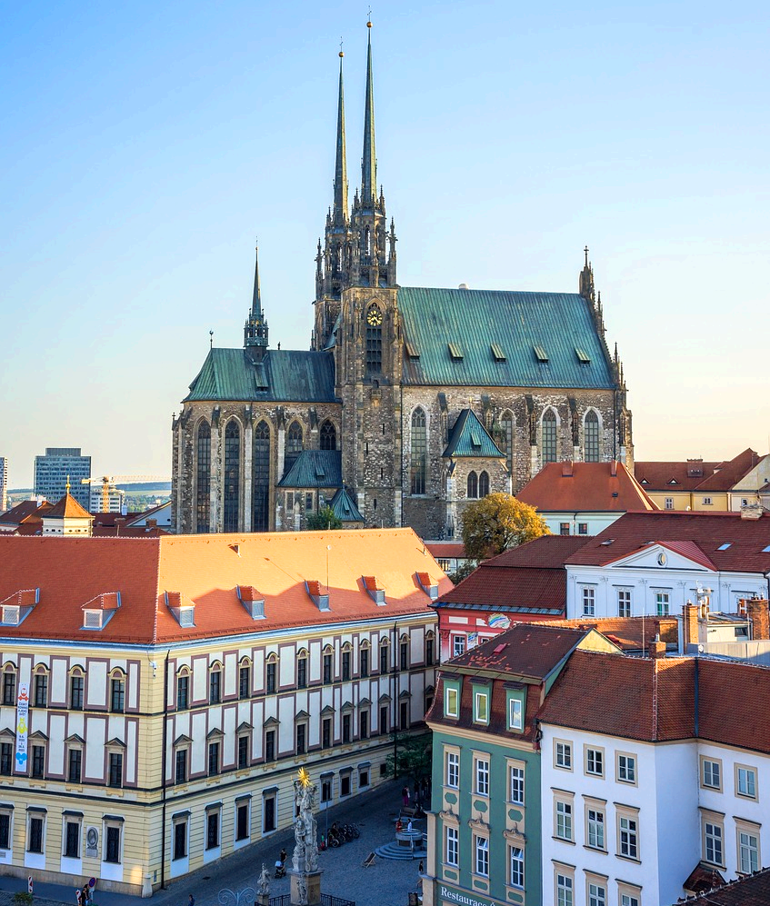 브르노의 대성당과 주위의 건물들