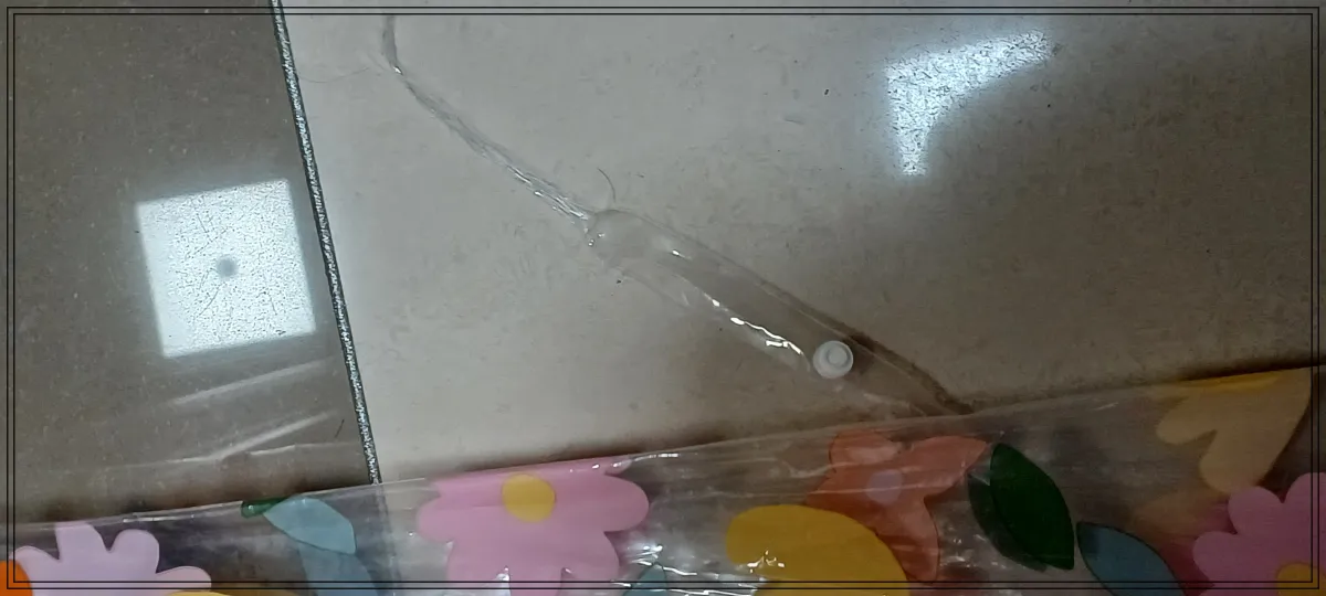 다이소-우산-현관바닥에-놓고-우산밴드-끝-부분-사진찍음-밴드끝이-뜯긴-모습-우산은-투명하고-꽃모양이-있음