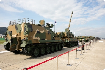 야외 전시장에 전시중인 포와 장갑차류