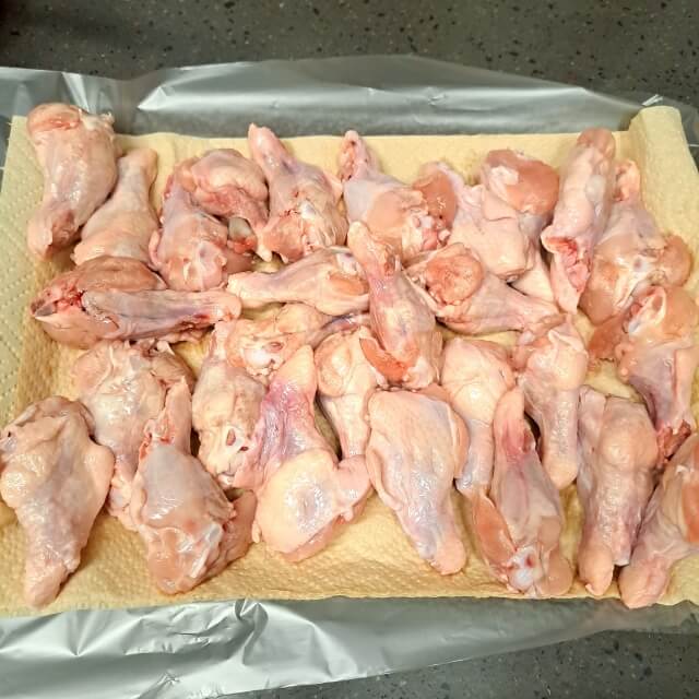 키친타올로 물기 제거중인 닭봉