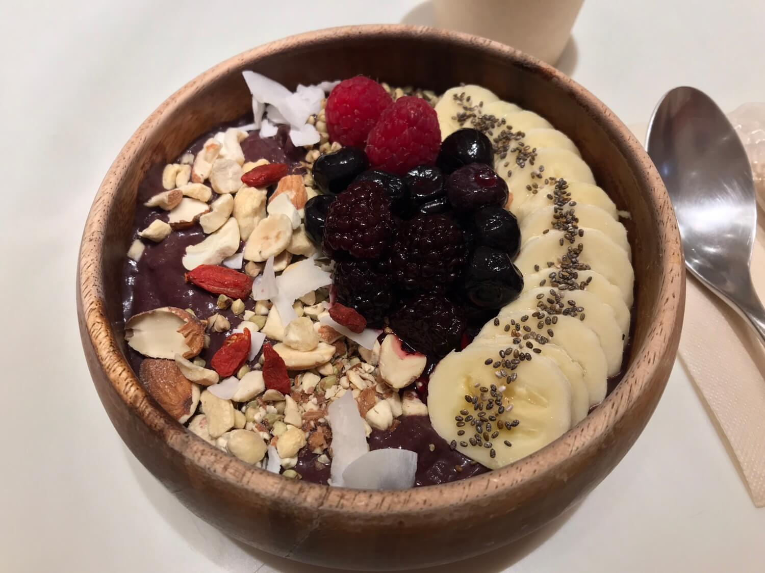 도쿄 이세탄 백화점 아사이볼의 전체적인 모습을 보여주는 사진입니다.