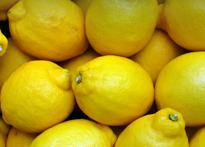 싱싱한 레몬들이 모여 있다