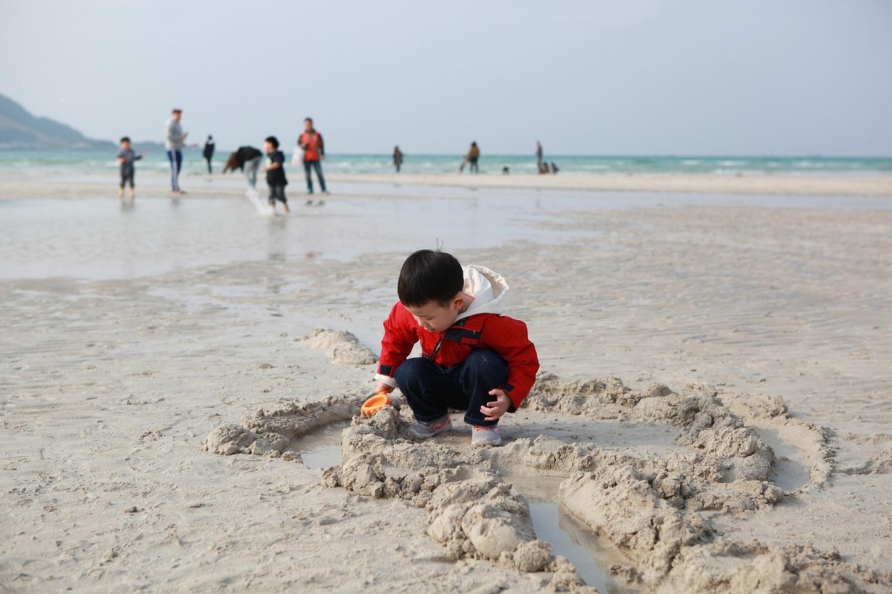 모래놀이 하는 아이 사진