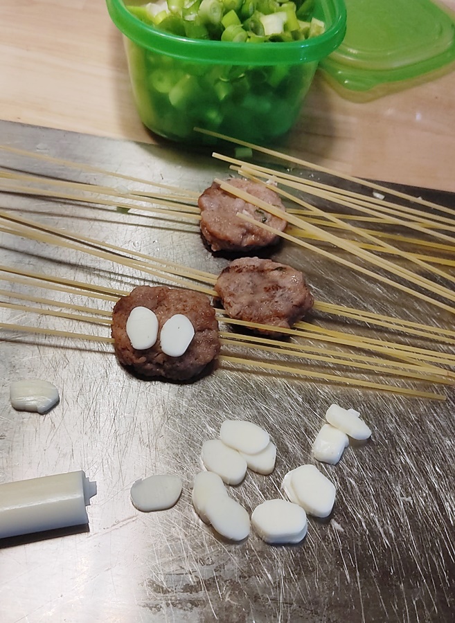 떡갈비에 스파게티면 4개를 관통해줌