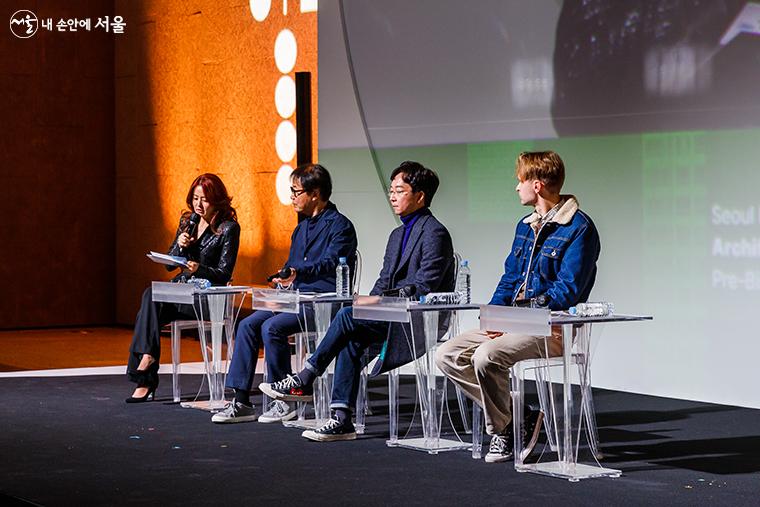 손미나 전 아나운서의 진행으로 조병수 총감독, 유현준 홍익대 도시건축대학 교수, 방송인 일리야 벨랴코프씨가 '서울의 과거,현재,미래'를 주제로 대담을 나누고 있다.