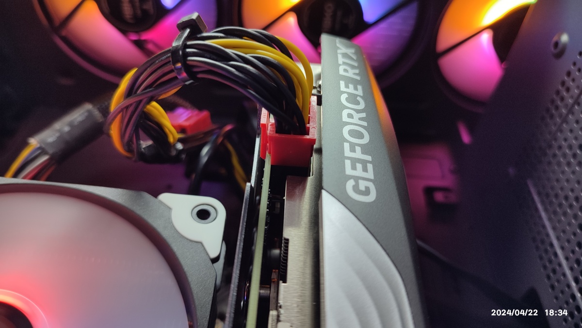 그래픽카드 보조 전원 케이블이 제대로 장착됐는지 확인 중