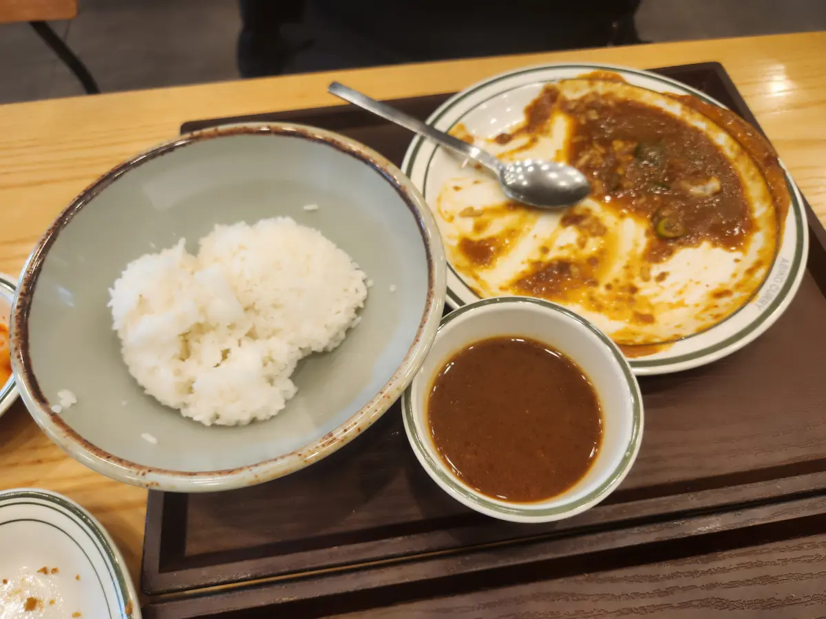 아비꼬-식사후-밥-카레-무료-리필-서비스