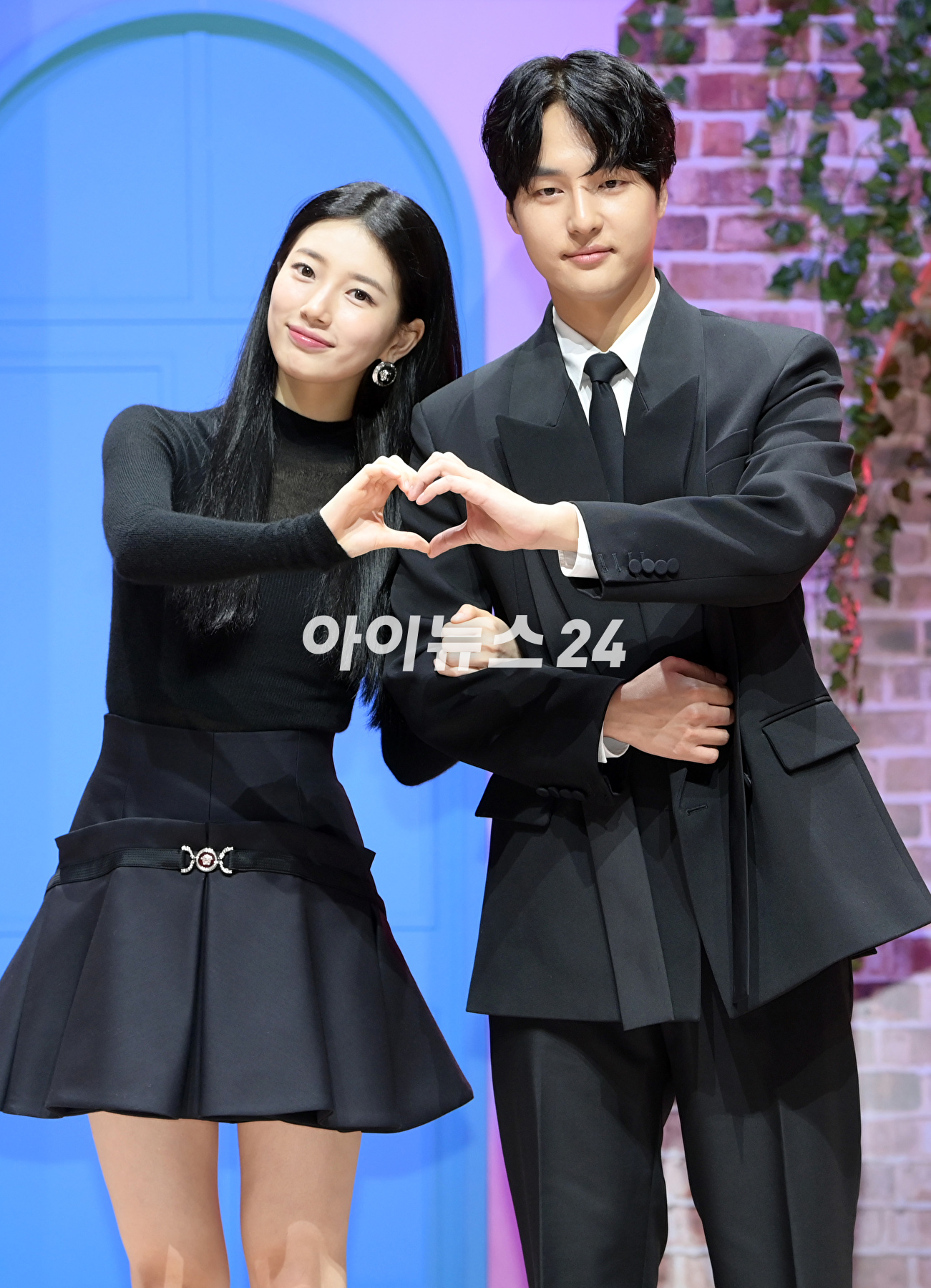 배우 수지와 양세종이 18일 오전 서울 강남구 삼성동 coex신한카드artium에서 열린 넷플릭스 시리즈 &#39;이두나!&#39; 제작발표회에 참석하고 있다. [사진=정소희 기자]