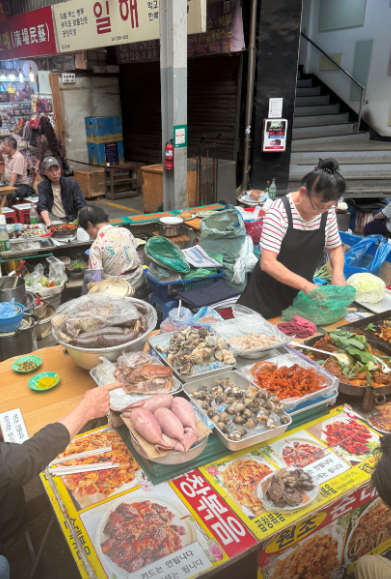 혼자 가도 어색하지 않은 전통시장 먹거리 여행: 좌석 있는 가게와 1인 메뉴 추천