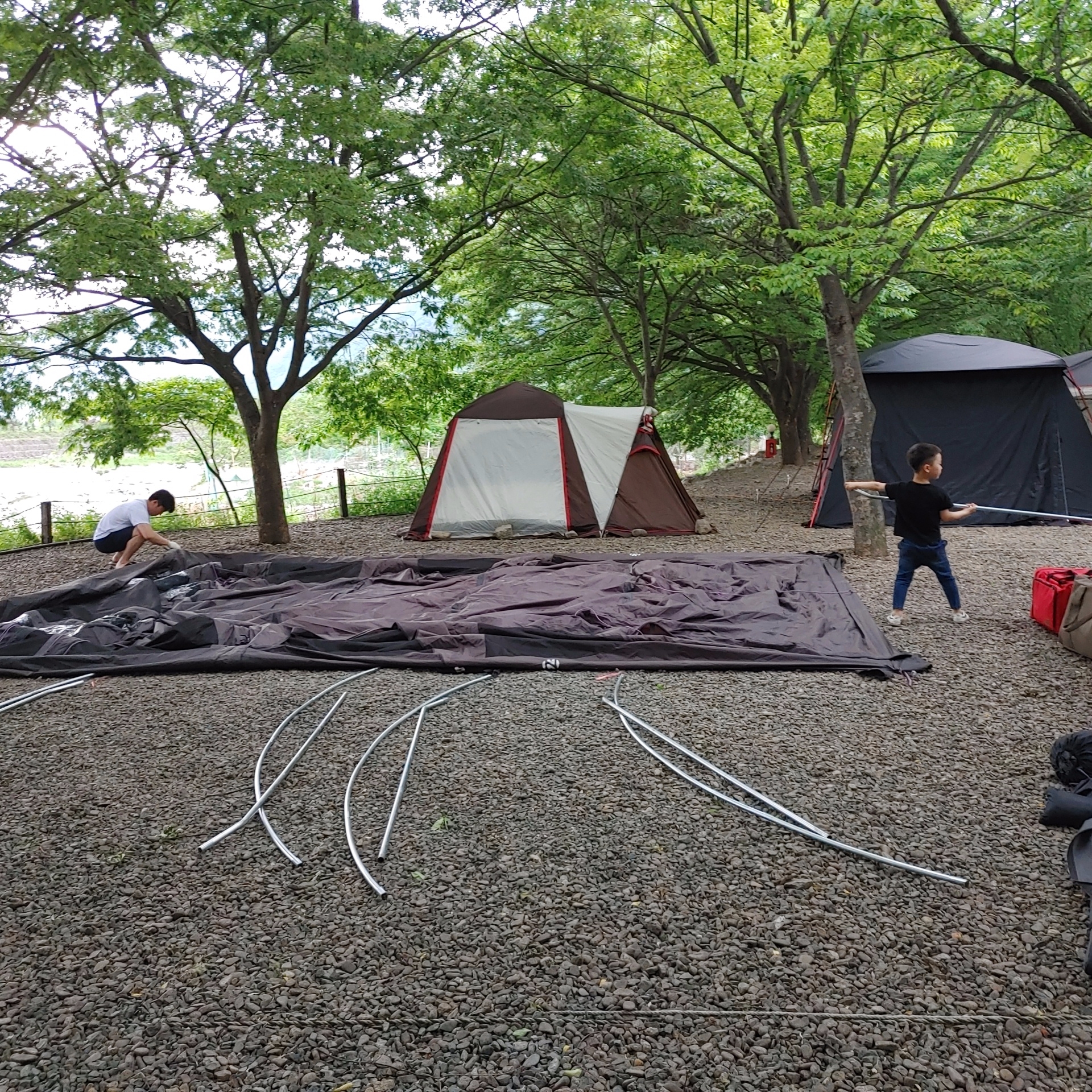 아이비_캠핑장_텐트치다 장난치는 아들