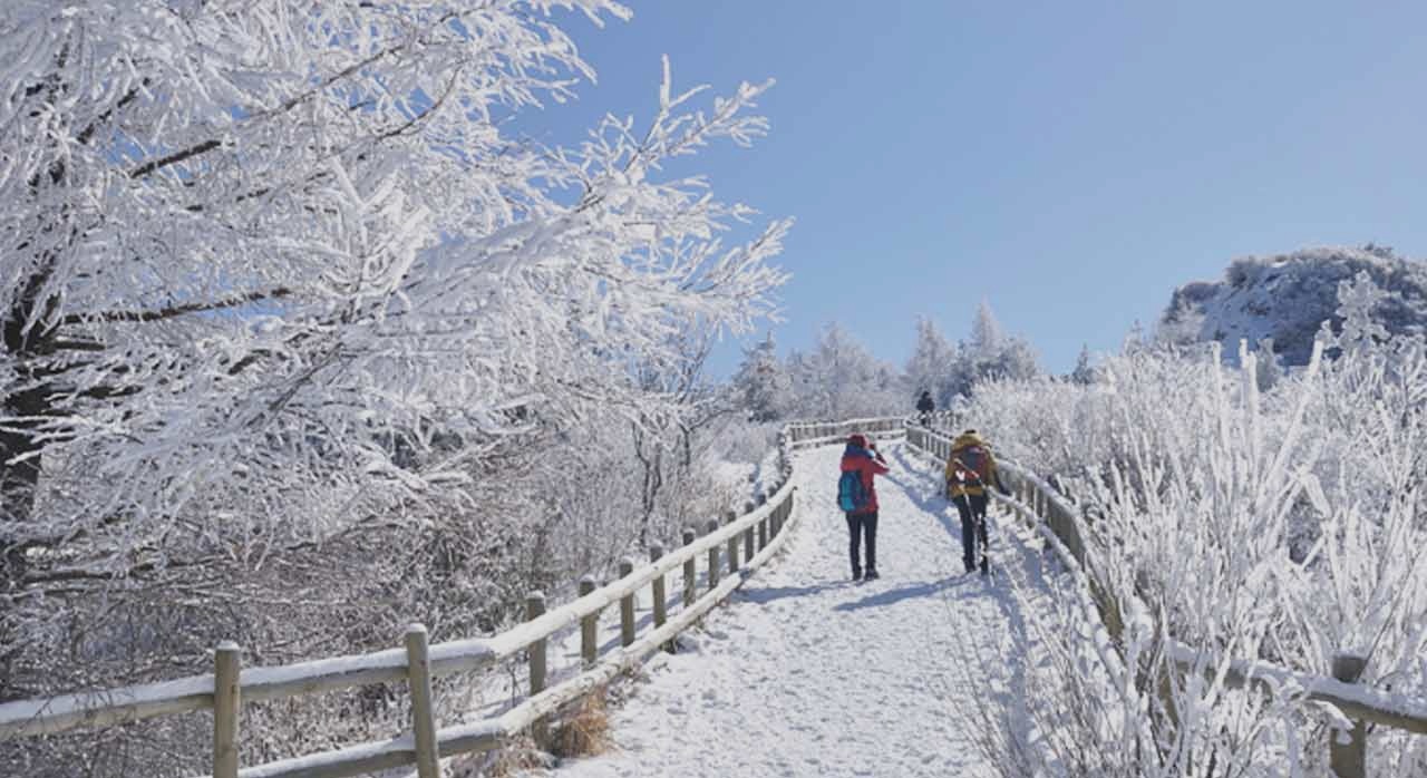 아름다운 지리산의 설경과 등산객들의 모습이다. [ⓒ한국관광공사]