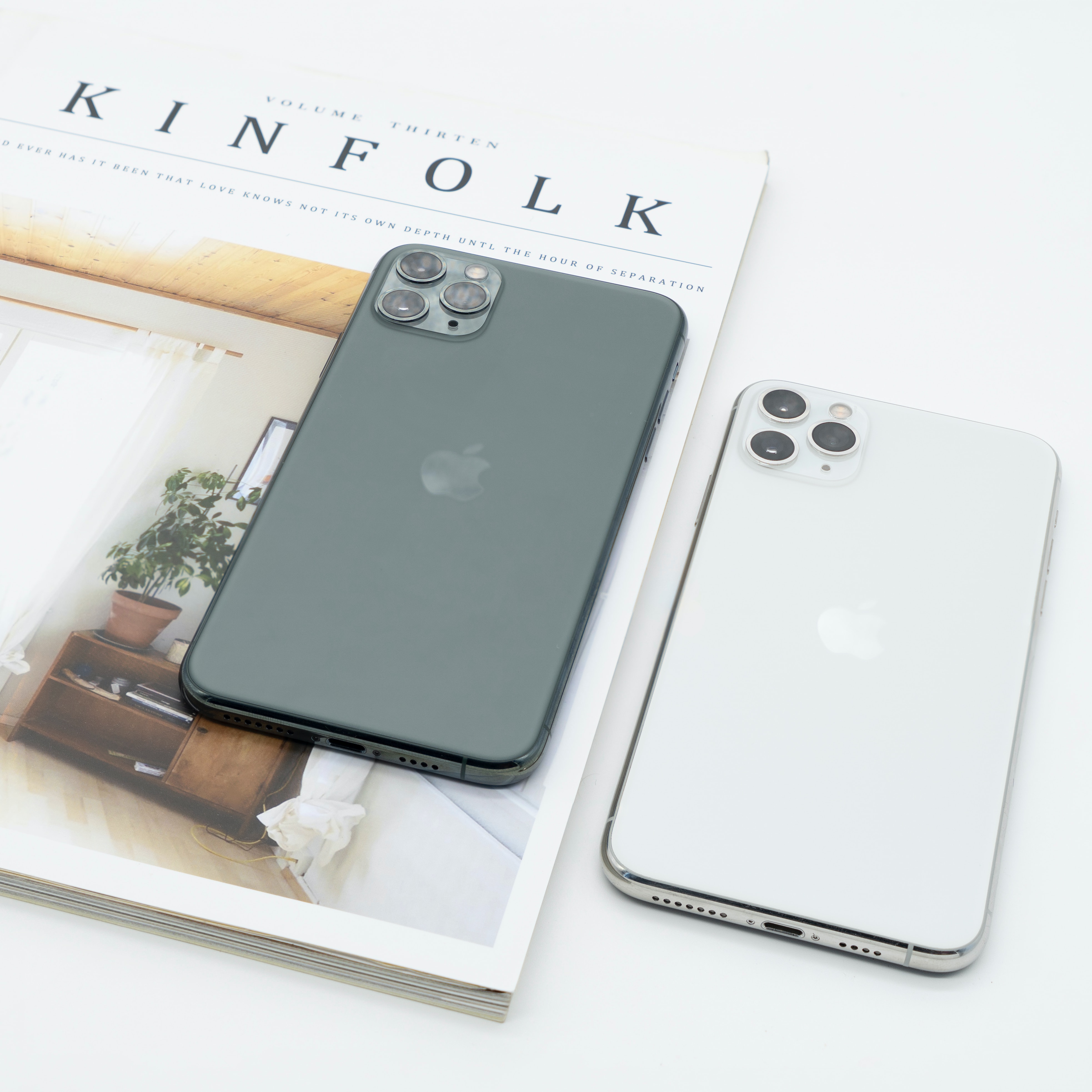 책 위에 아이폰