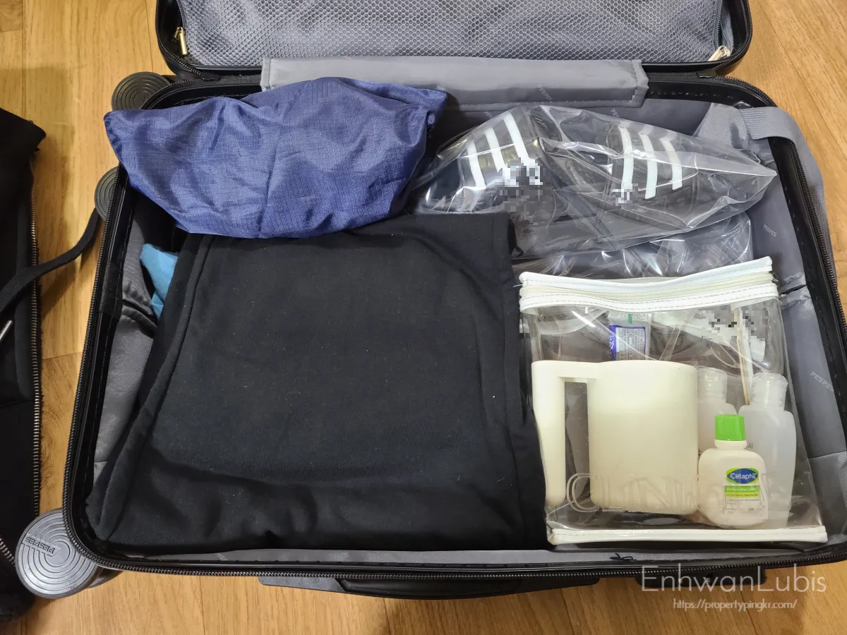 캐리어-나머지-한칸에-세면도구-속옷-슬리퍼-기타준비물을-넣은