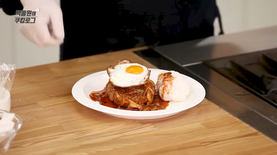 완성된 함박스테이크와 주먹밥, 달걀프라이