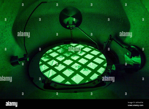 TEM 분석 시 형광판에 비치는 시료의 모습을 찍은 사진