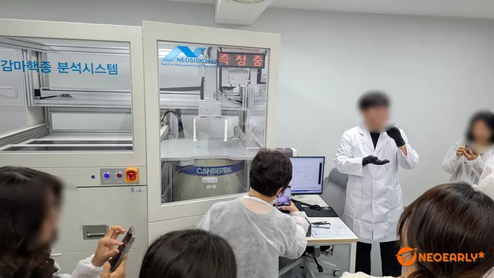 파쇄 후 충진까지해서 전용 용기에 담은 후 분석시스템에 넣습니다.