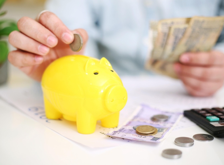 저금통에 저금하는 모습