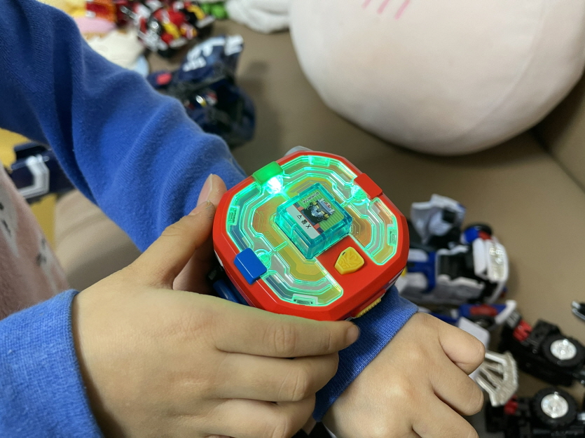 헬로카봇-큐브시계-착용