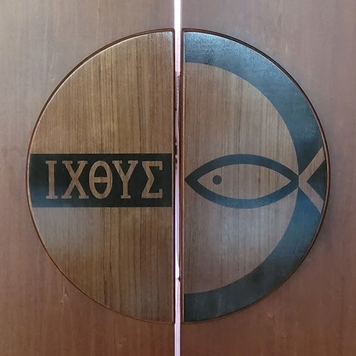 서울 사당동성당 성전 출입문입니다. 익투스 물고기 모양입니다.