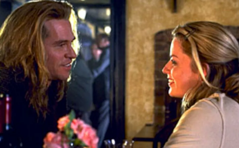 사이먼과 엠마가 서로를 바라보면 웃는 모습