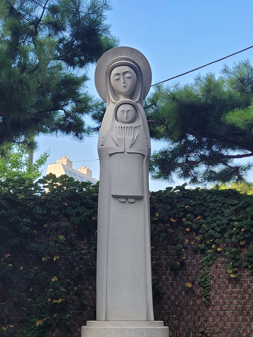 사진은 서울 목5동성당에 있는 성모자상입니다.