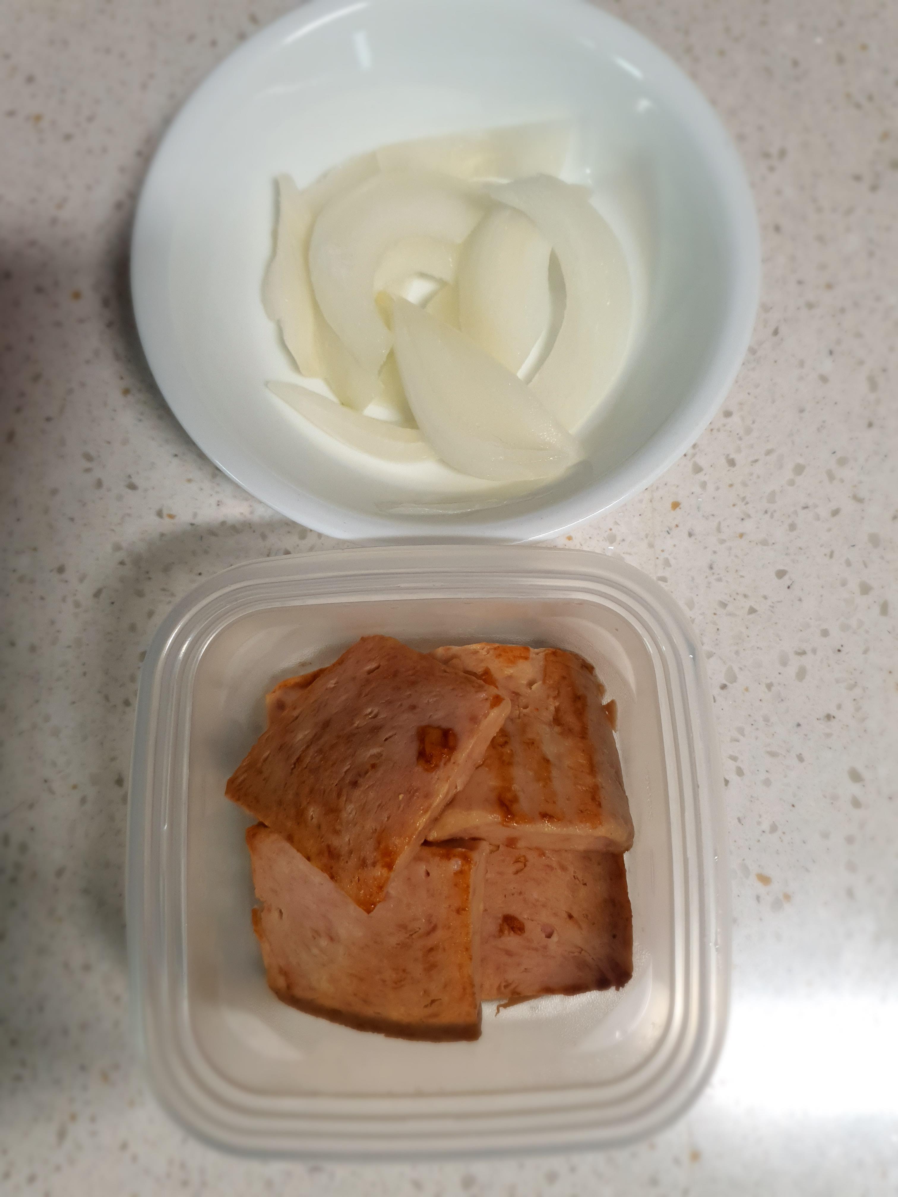 부재료로-양파와-햄을-넣었습니다.