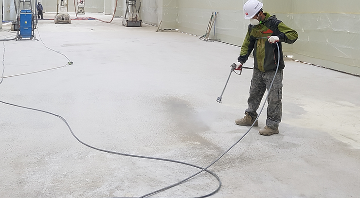 수용성 타르방습제 도포중